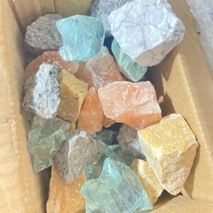 🪨 1lbs box of raw stones quartz variety + 2oz of seasonal rock box 🎄 🎃 Scoop💝